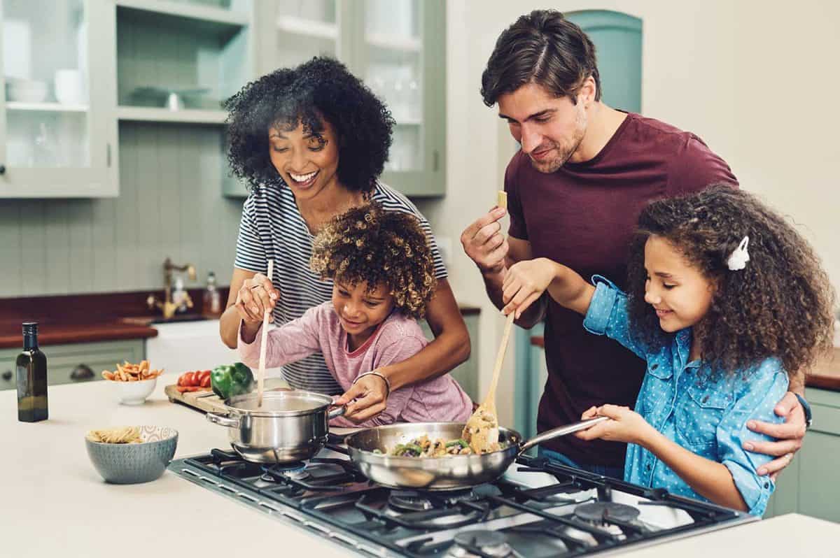 Read more about the article 5 Ways Parents Can Save Time (and Energy) During Holiday Food Prep